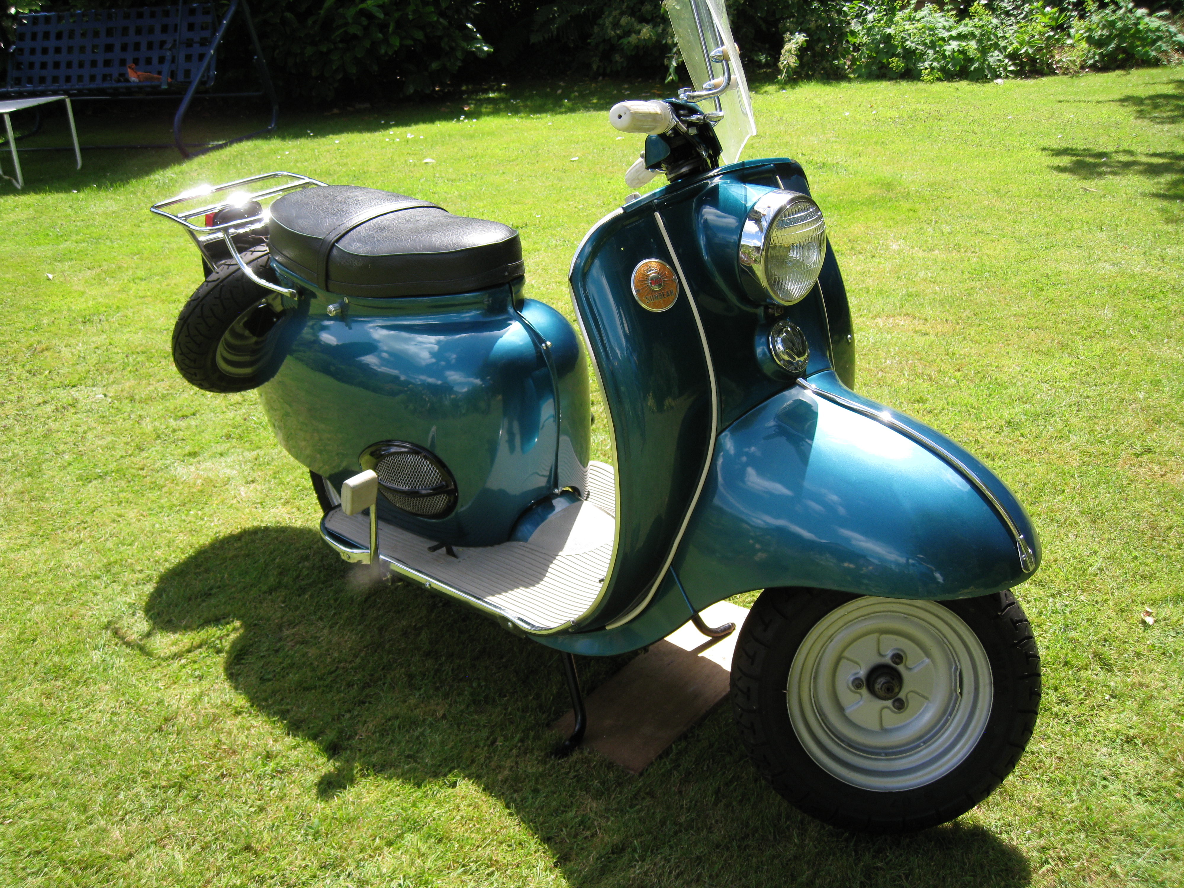 Photo of a BSA Sunbeam, linking to a page with more information.