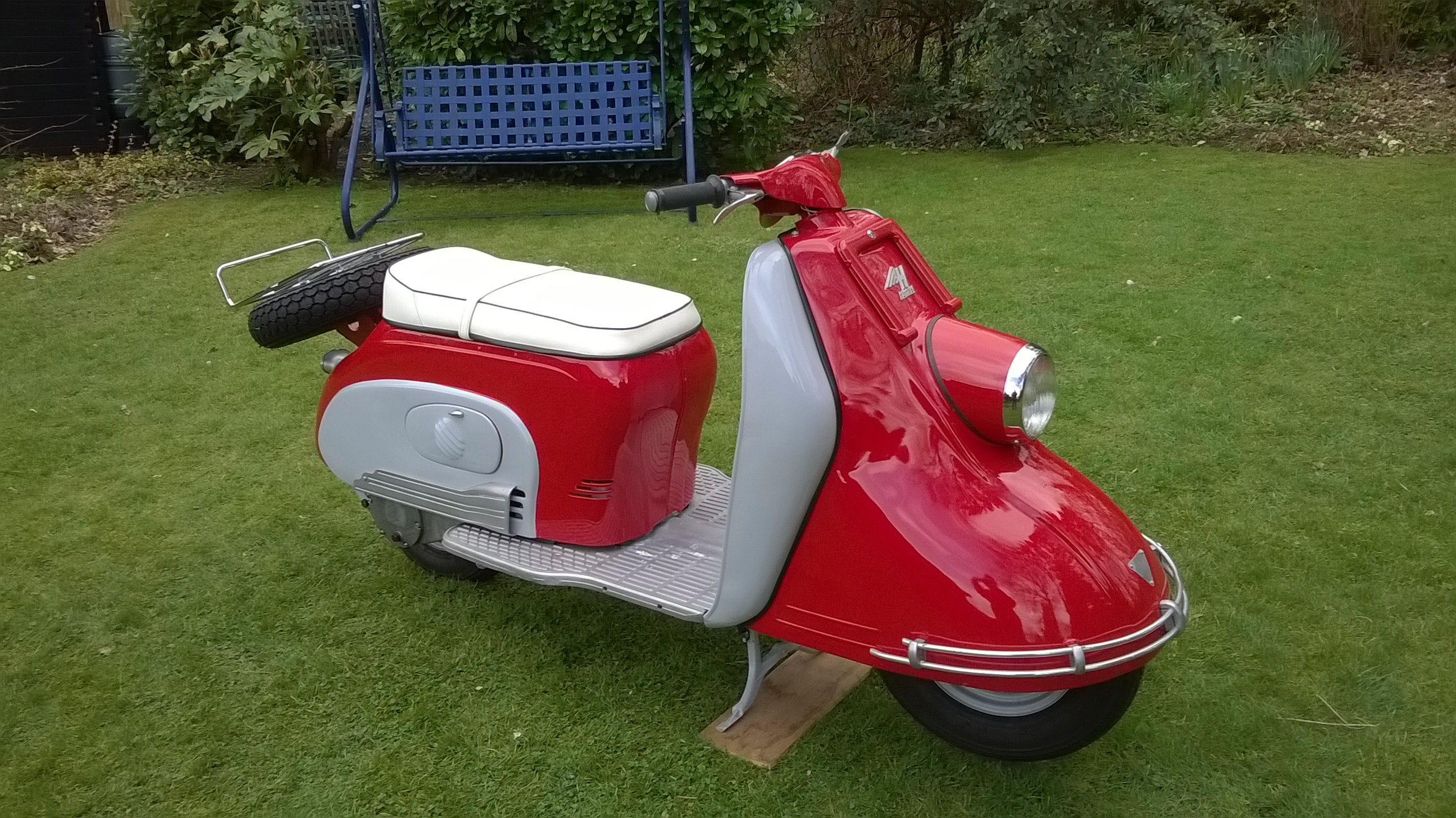 Photo of a Heinkel Tourist, linking to a page with more information.