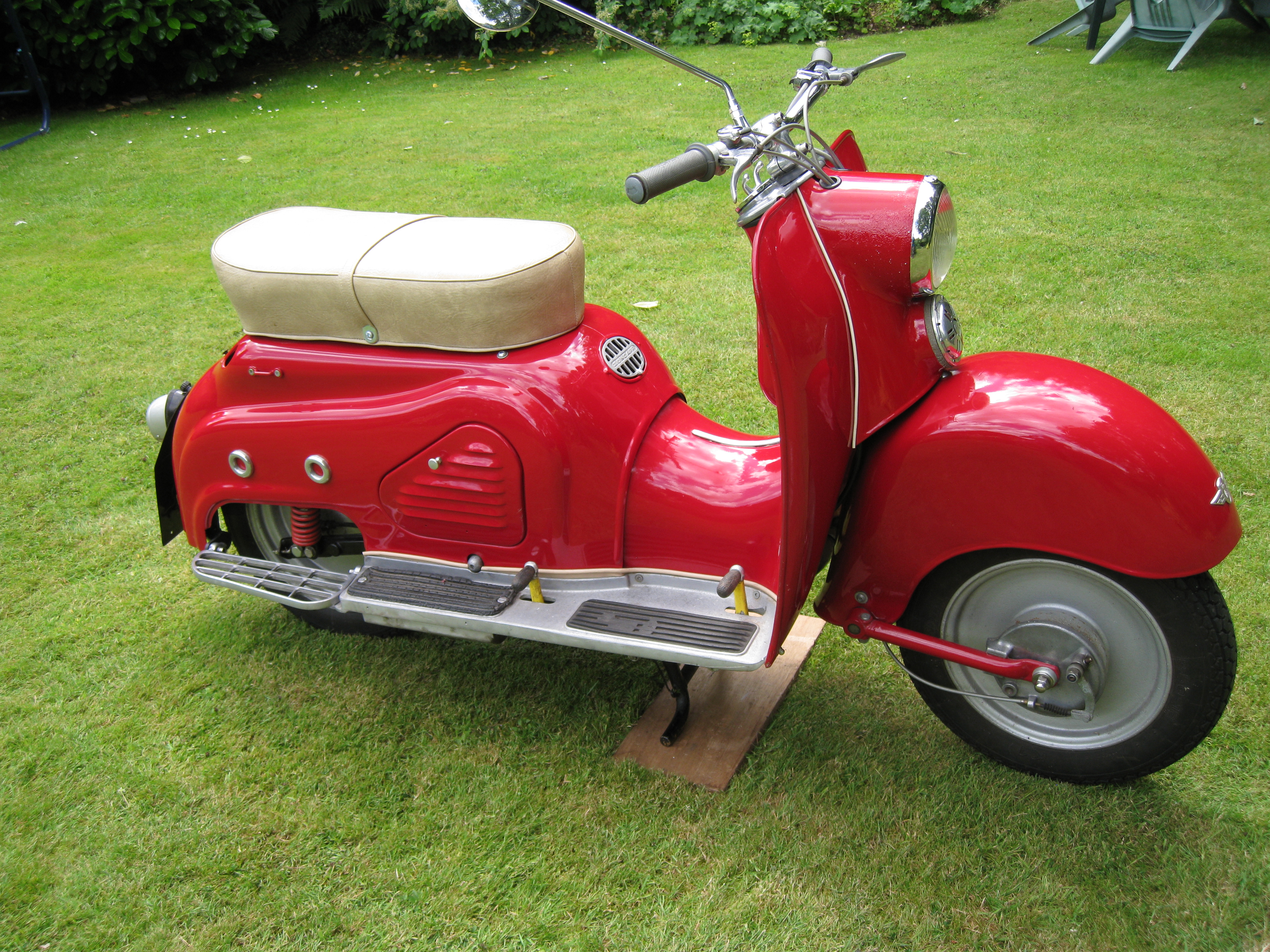 Photo of a Zündapp Bella, linking to a page with more information.